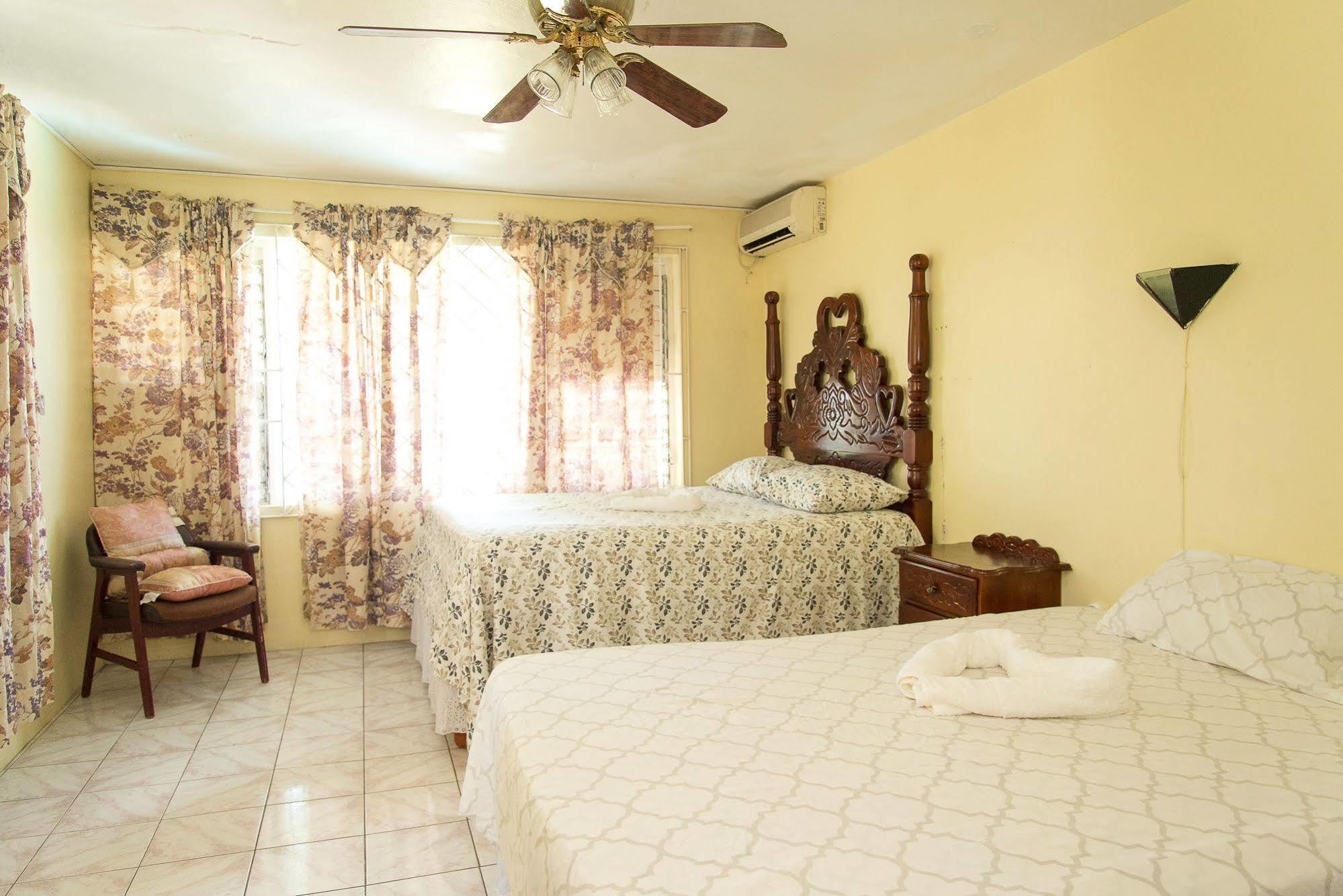 Villa Donna Inn Teluk Montego Bagian luar foto
